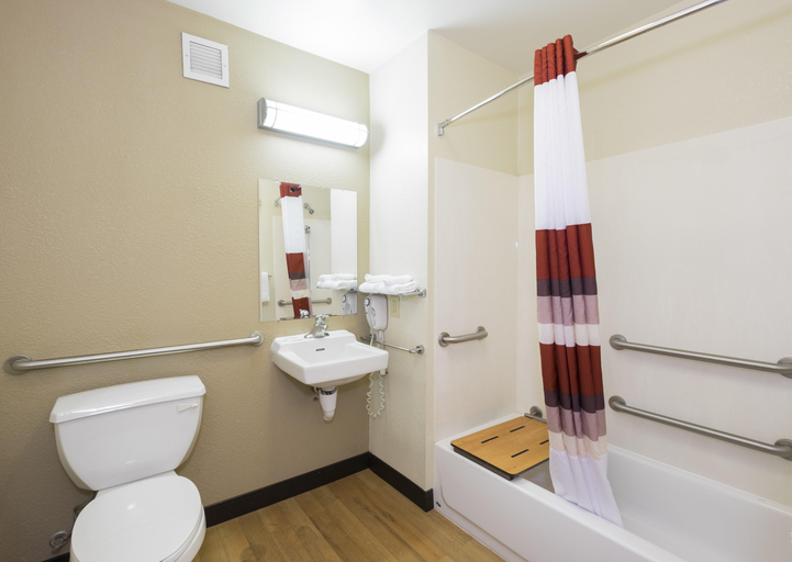 Bathroom 4, Red Roof PLUS+ Columbus Downtown-Convention Center, Franklin