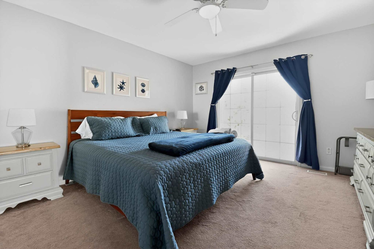 Room 5, Coastal 4BR Retreat Hot tub Water Views Deck Pet-friendly, Pender
