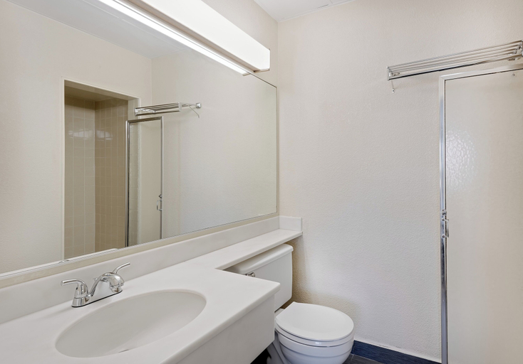 Bathroom 4, Lincoln Way Inn, Franklin