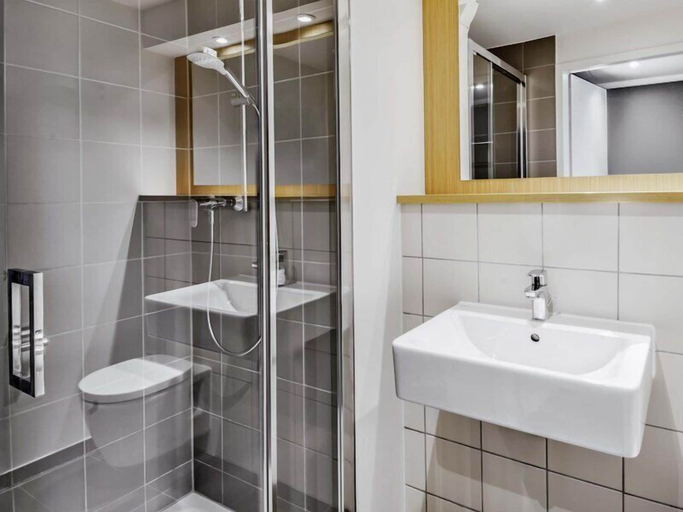 Bathroom 5, B&B Hotel Frankfurt-Airport, Frankfurt am Main