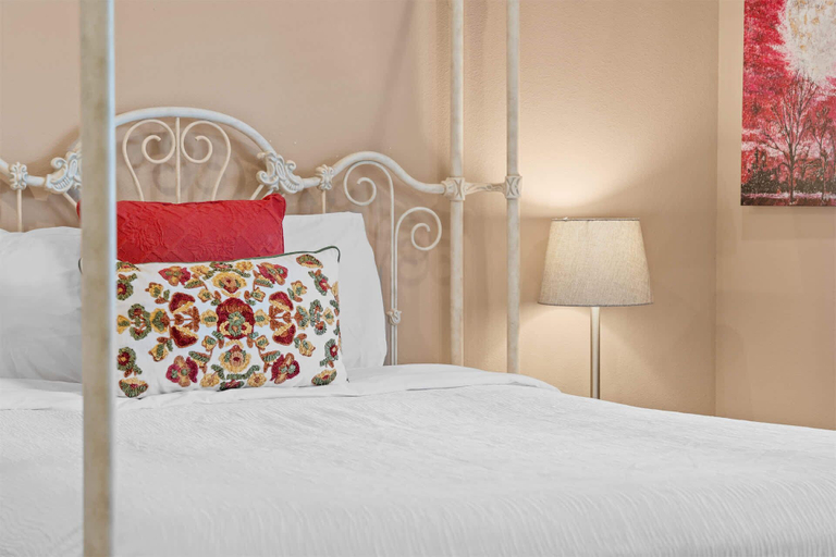 Room 4, The Smirnoff Suite - 3bdr, Taney