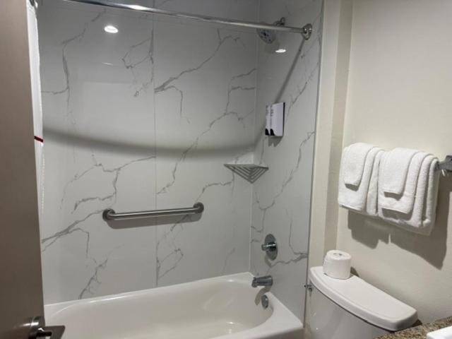 Bathroom 4, Super in Sulphur, Calcasieu