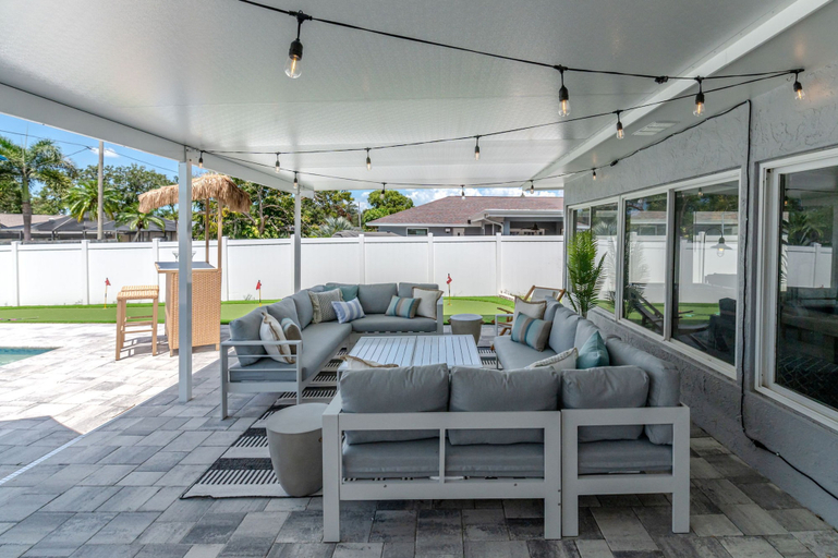 Room 4, Your Beach Getaway Putt Putt Bikes Game Room BBQ, Pinellas