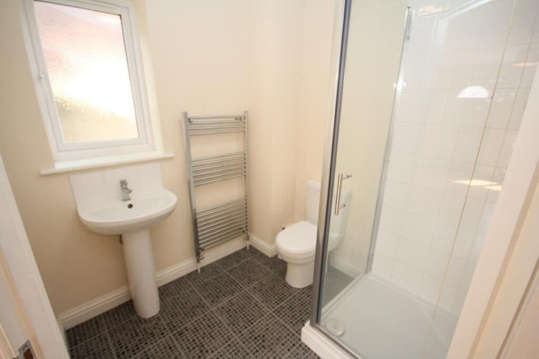 Bathroom, LT Properties Serviced Apartments, Luton