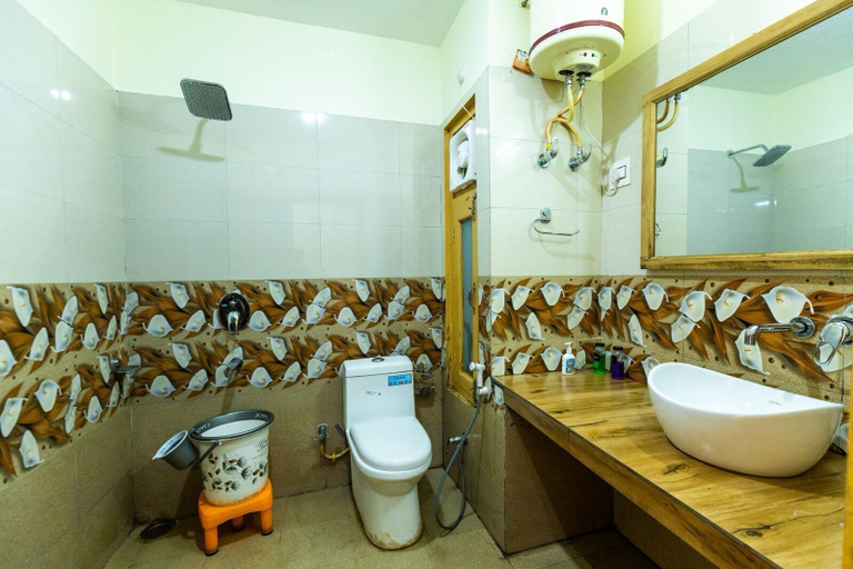 Bathroom 4, Sunshine By Nature Crest, Kullu