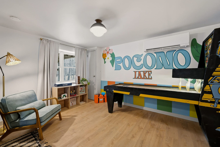 Room 2, Pocono Retreat Spacious Deck Fire Pit Games, Monroe