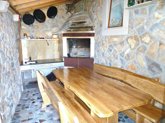 Outdoor dining, House Casa Roza, Marina
