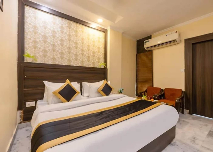 Room 2, Roomshala Hotel Dharam Villa, Gautam Buddha Nagar
