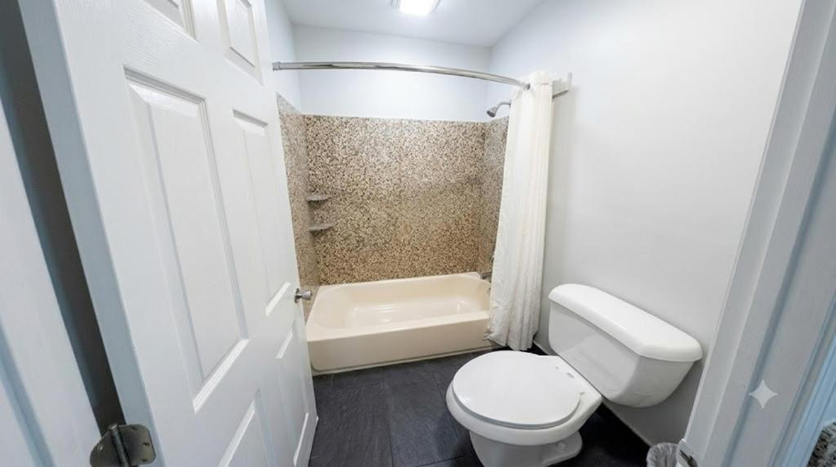 Bathroom 3, King's Inn Motel, Granville
