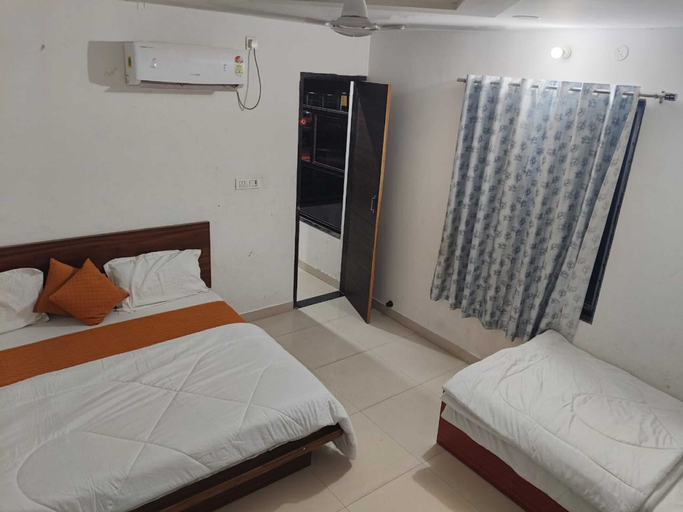 Room 4, Krapalu Hari Dham, Mathura