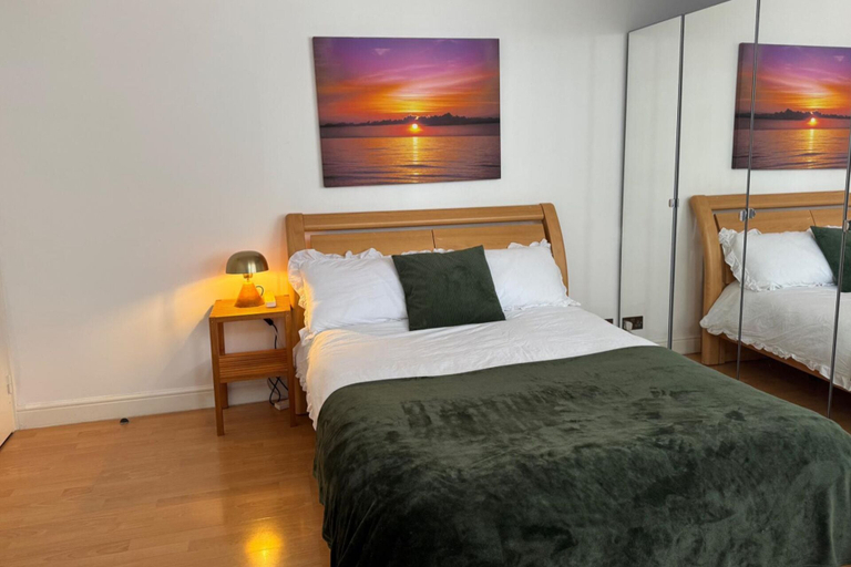 Room 3, 4 Bedroom Apartment Sleeps 14 With Balcony, London