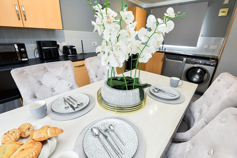 Dining 3, House Sleeps 7 With Parking, Northamptonshire