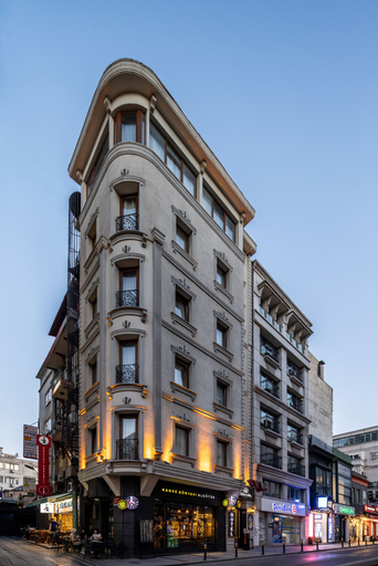 Exterior & Views