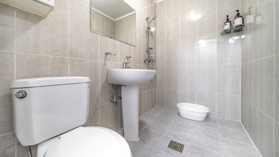 Bathroom 4, Chuncheon Dogandstay, Chuncheon