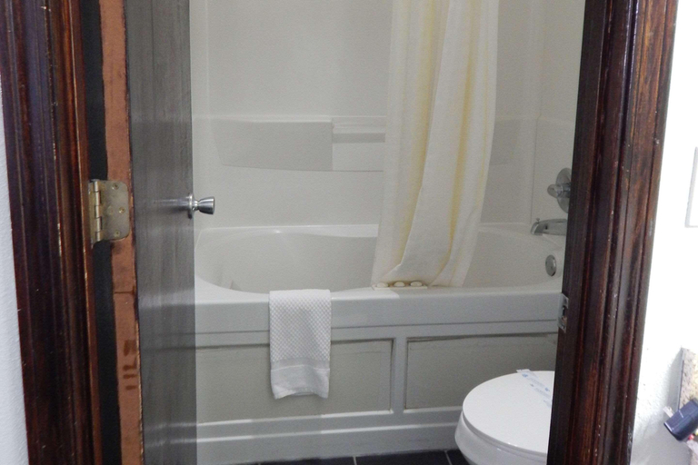 Bathroom 4, Quality Inn Siloam Springs West, Benton