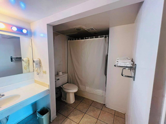 Bathroom 4, Barrington Hotel Schaumberg Near I 90, Lake
