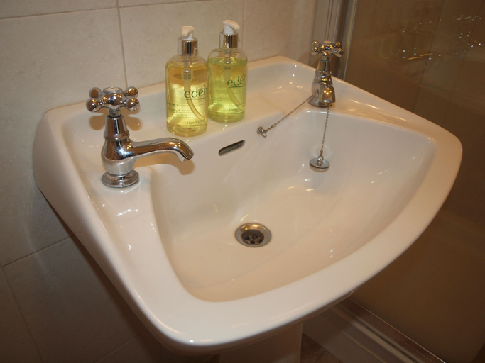 Bathroom 3, Herriot's in Hawes, North Yorkshire