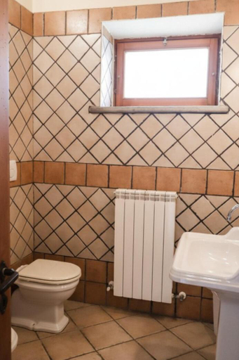 Bathroom 3, Poggio dei cavalieri, Rome