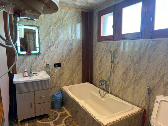 Bathroom 3, The Water Front Homestay, Srinagar