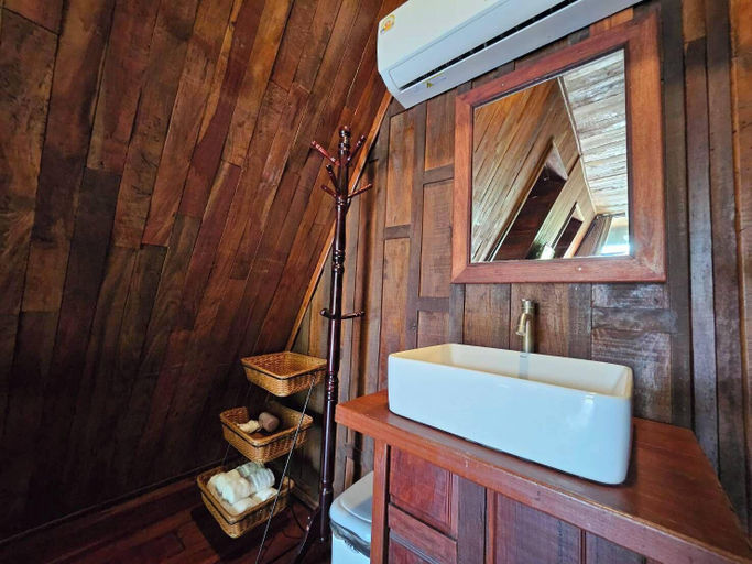 Bathroom, Punnattha House by Peema Villa, U Thong