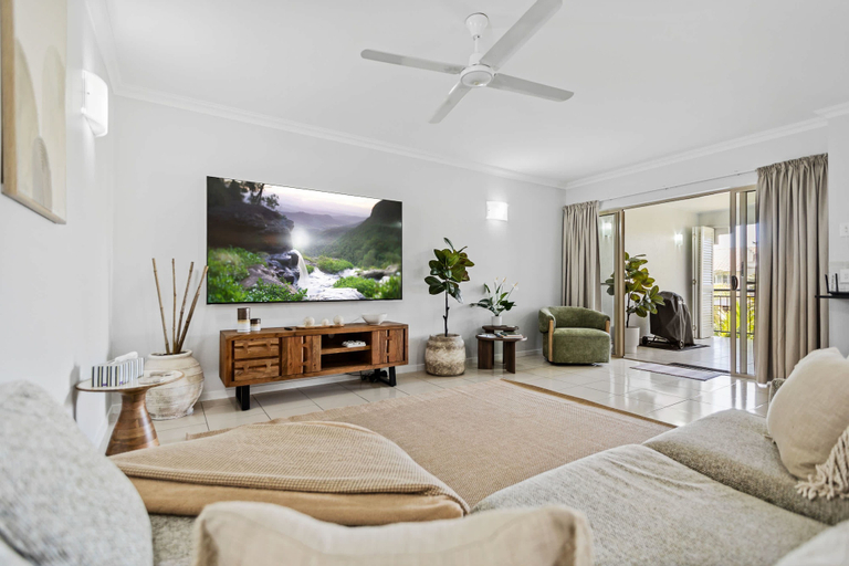 Room 1, Resort Apartment - 9 Pools Gym Access, Cairns