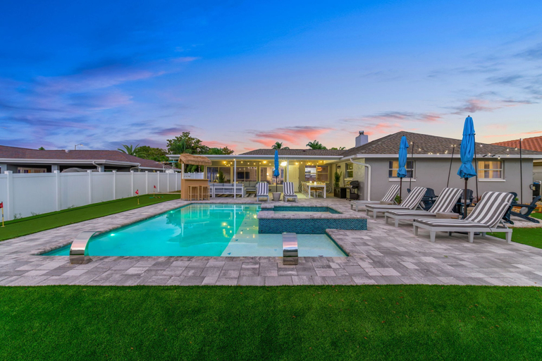 Room 2, Your Beach Getaway Putt Putt Bikes Game Room BBQ, Pinellas