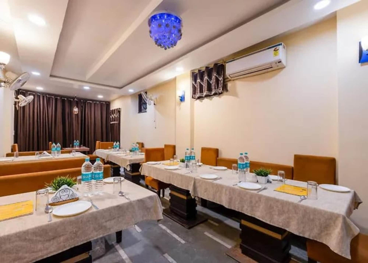 Dining 5, Roomshala Hotel Dharam Villa, Gautam Buddha Nagar