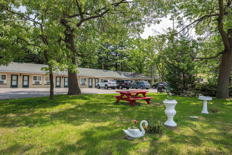 BBQ/picnic area, Oak Crest Motel, Adams
