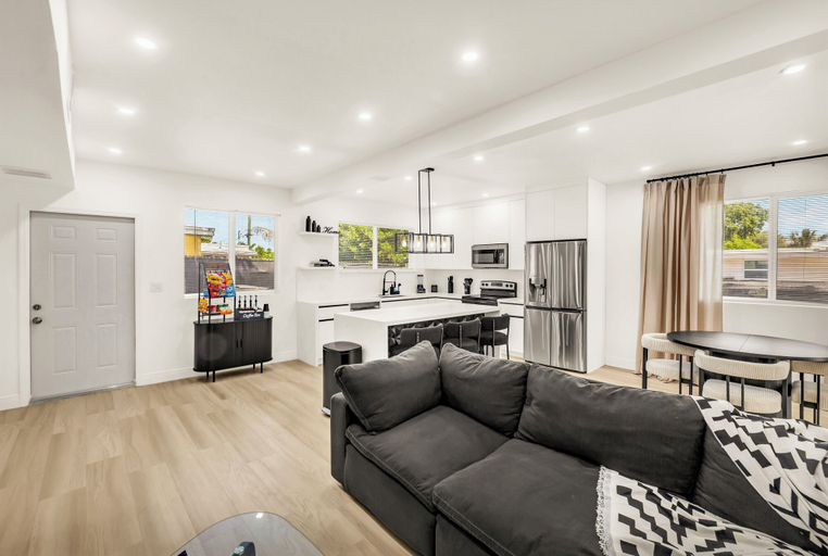 Living area 4, Hollywood Luxury Retreat with Arcade, Broward