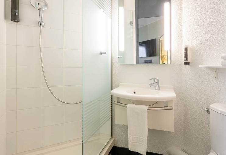 Bathroom 4, B&B HOTEL Toulouse Cité de l'Espace Gonord, Haute-Garonne