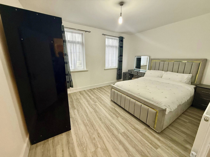 Room 4, Spacious 5 Bedrooms in Excel Big Ben and Westfield, London