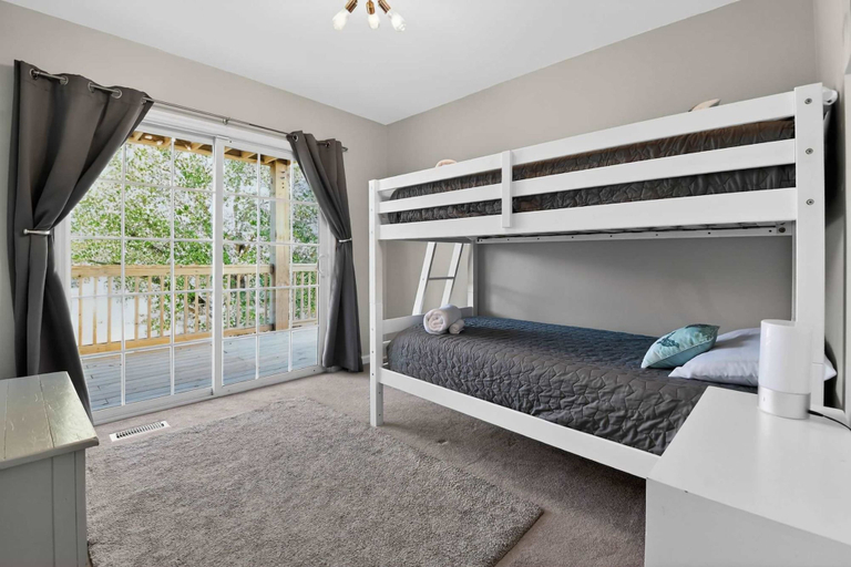 Room 3, Coastal 4BR Retreat Hot tub Water Views Deck Pet-friendly, Pender