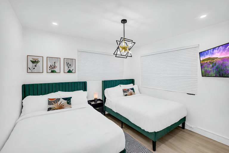 Room 5, Hollywood Luxury Retreat with Arcade, Broward