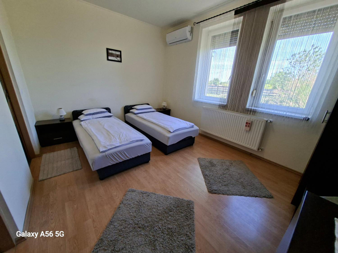 Bedroom 3, Tolgyfa Vendeghaz, Kiskőrös