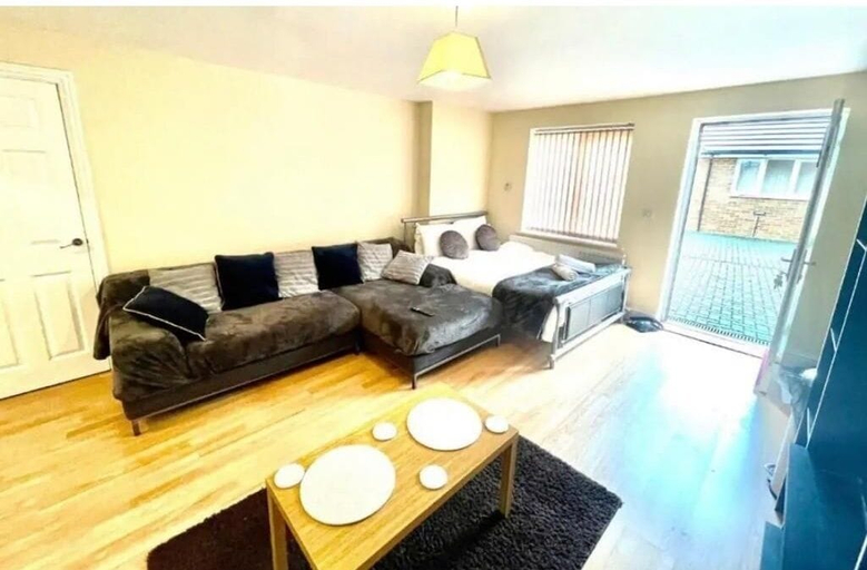 Living area 2, LT Properties Serviced Apartments, Luton