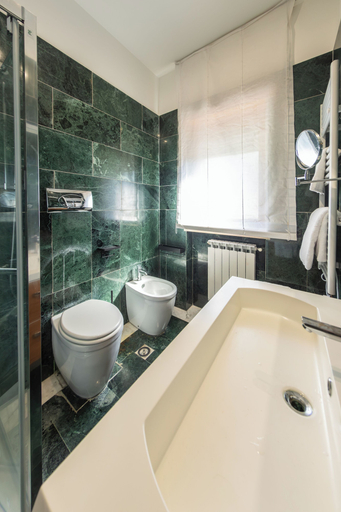 Bathroom 5, Kalydon Suite, Benevento