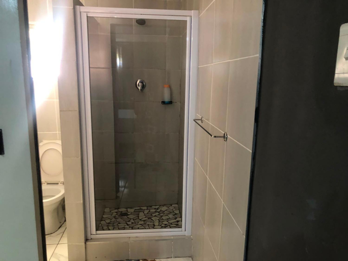 Bathroom 3, De Capital Guest House, Buffalo City