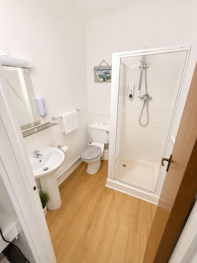 Bathroom 3, High Trees Gatwick Guest House, Surrey