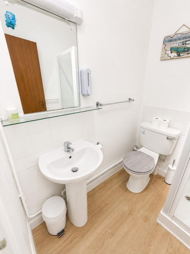 Bathroom 3, High Trees Gatwick Guest House, Surrey