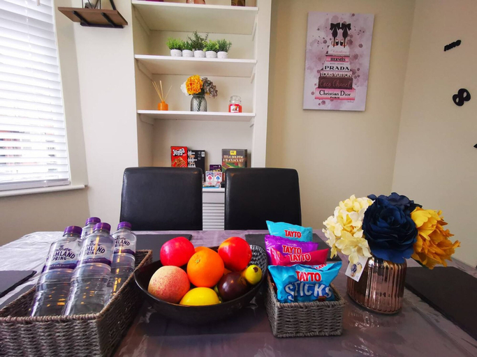 Food & Drinks, 4BR Modern Botanic House, Belfast