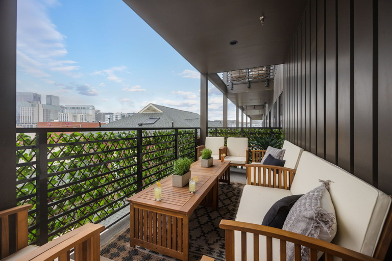 Balcony 4, Hyve - Southern Comfort - Walk to Broadway, Davidson