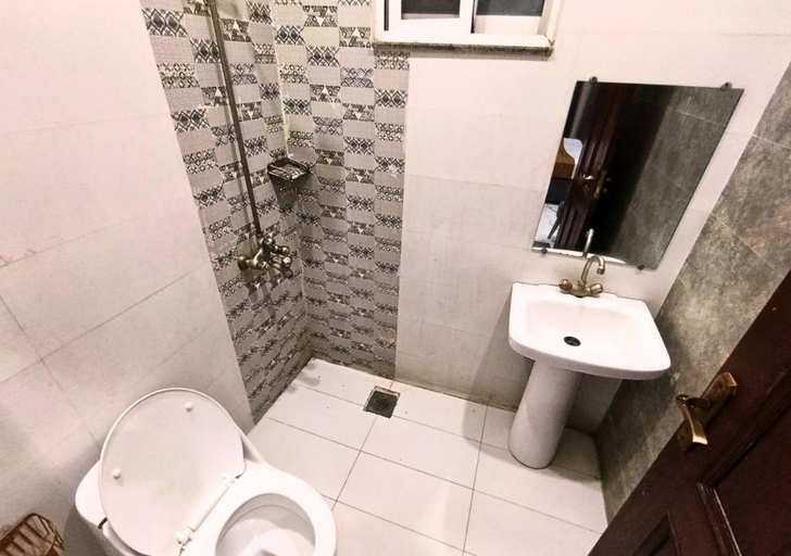 Bathroom 4, Hotel Royal Comfort, Lahore