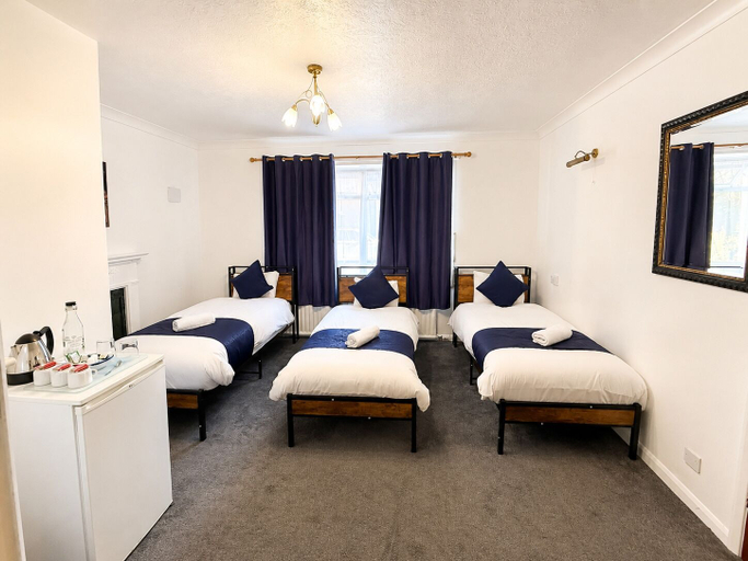 Bedroom 2, High Trees Gatwick Guest House, Surrey