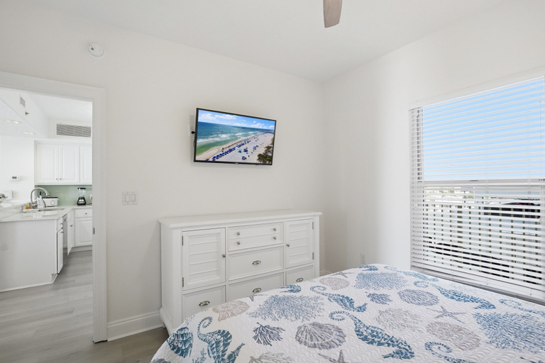 Room 2, Unit 0505 2 Bedroom Condo by RedAwning, Bay