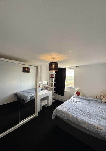 Room 2, Apartment Sleeps 2 With Free Parking, London