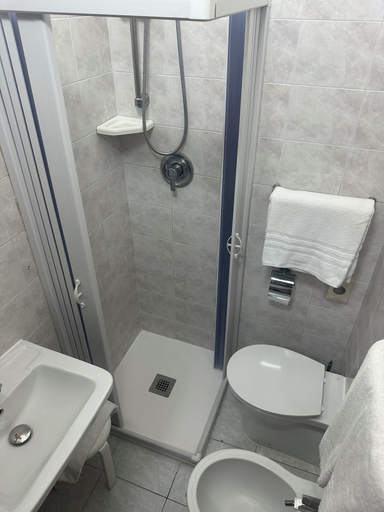 Bathroom 4, Hotel La Caravella   Milano, Milano