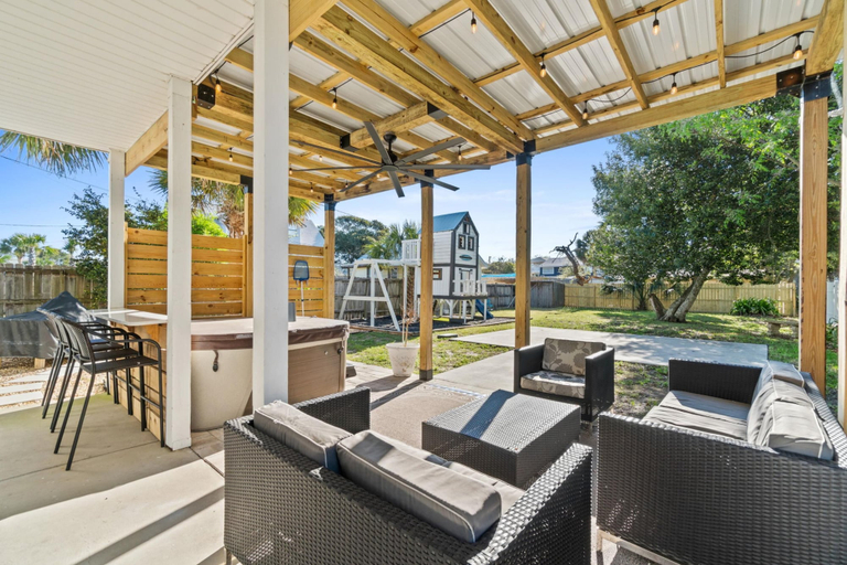 Food & Drinks, Beach House - The Sandcastle by PHG, Bay