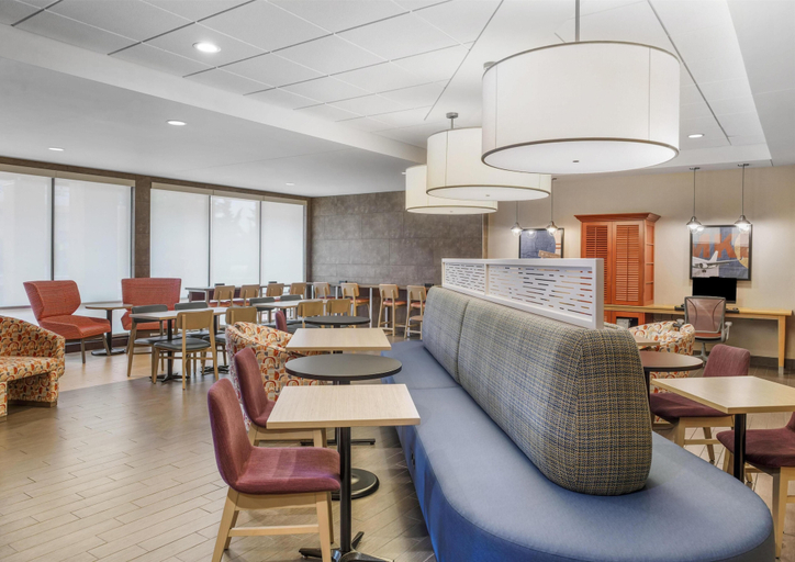 Food & Drinks 5, Home2 Suites by Hilton Milwaukee Airport, Milwaukee