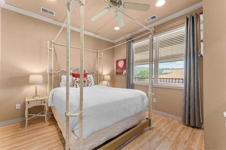 Room 2, The Smirnoff Suite - 3bdr, Taney
