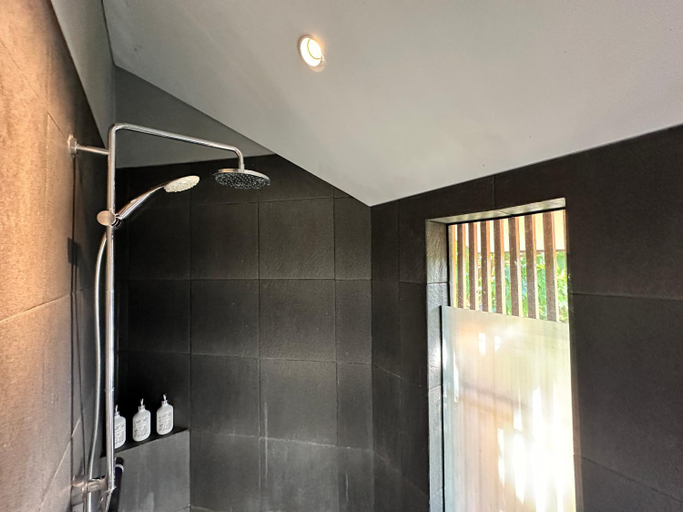 Bathroom 4, Kaya Villa - Cozy Villa 2 Bedrooms at Damara Ubud, Gianyar